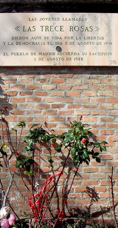 Las Juventudes Socialistas conmemoran el 81 aniversario del fusilamiento de las Trece Rosas.