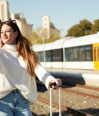 Juventudes Socialistas anima a pedir el descuento en trenes y buses a los más de 5 millones de jóvenes que se pueden beneficiar.