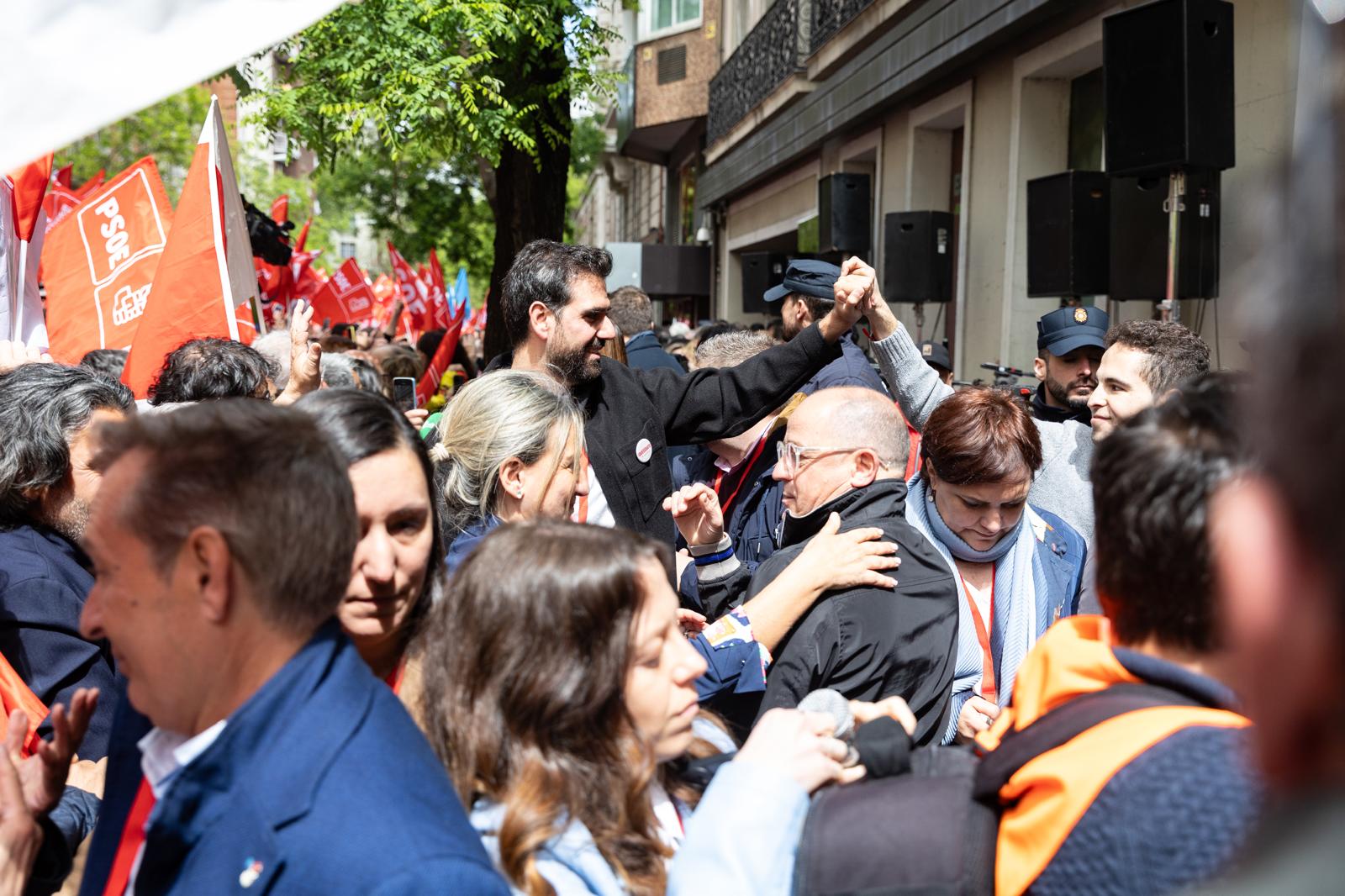 Concentración en apoyo a Pedro Sánchez en Ferraz